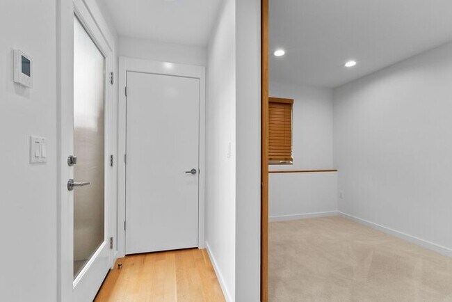 Building Photo - Sweet Ultra-Modern Air-Conditioned West Seattle Townhome w/ Parking