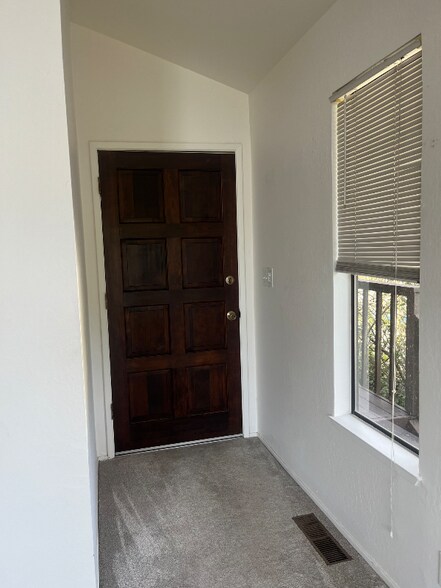 Building Photo - 917 Bell St