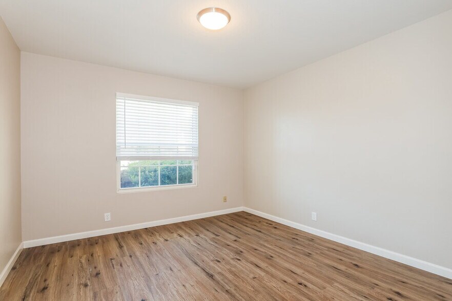 Building Photo - 23837 N 40th Dr