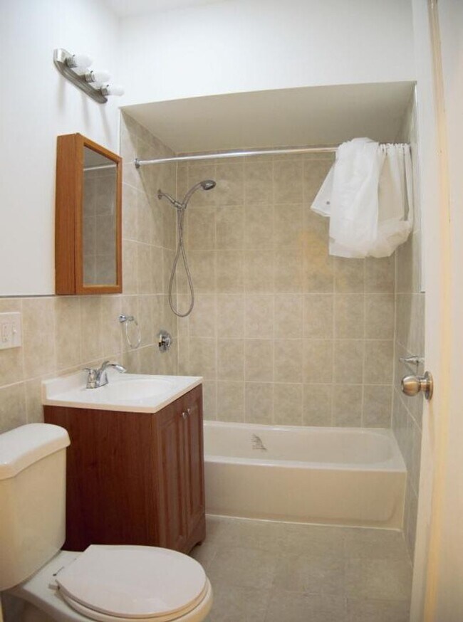 Building Photo - Spacious 2 Bed in Prime Coolidge Corner Lo...