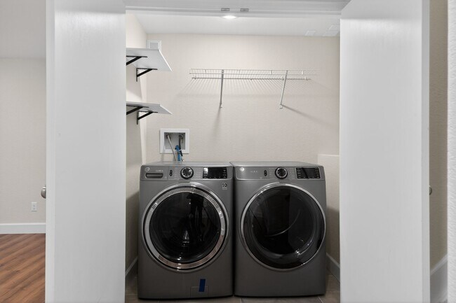 Building Photo - 5559 Wickerdale Ln