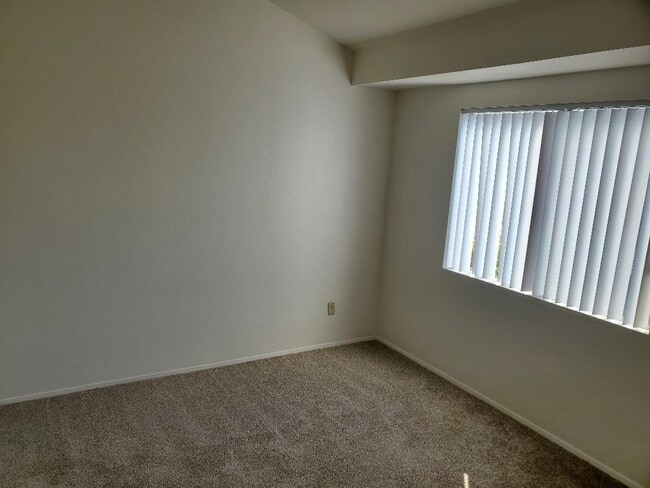 Building Photo - 2 Bedroom - 2.5 Bathroom Condo in gated co...