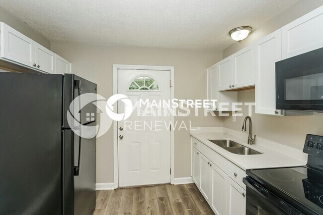 Building Photo - 3 Bedroom Pet-Friendly Home in Louisville, KY with Main Street Renewal