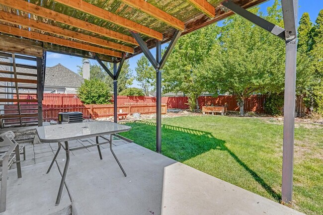 Building Photo - 7400 Newbrook Dr