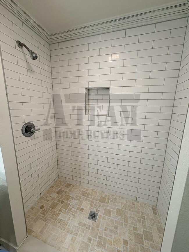 Building Photo - Beautifully updated 2-bedroom, 2-bathroom home