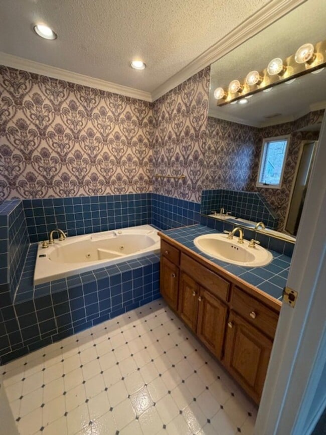 Building Photo - Elon