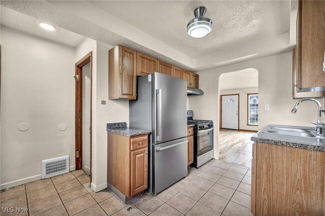 Building Photo - 10213 Dove Ave