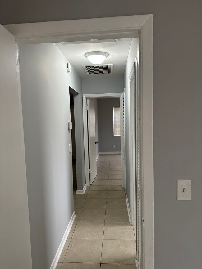 Building Photo - 5/2 Home For Rent