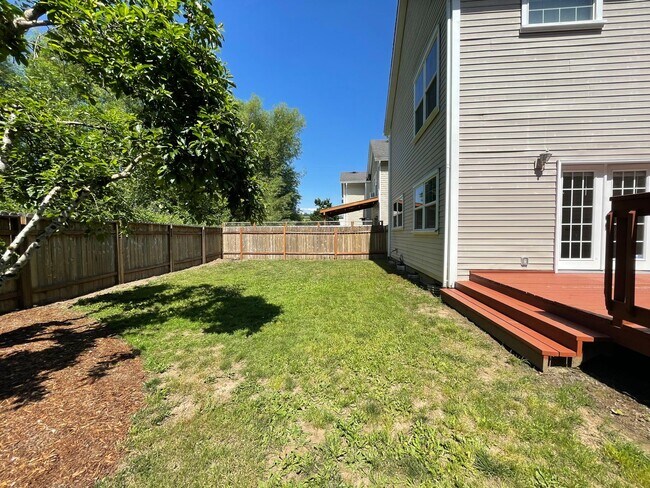 Building Photo - SE Home 3Bd/2.5Ba Home Close to the Willamette River off McLoughlin Blvd. 2 Car Garage and Washer...