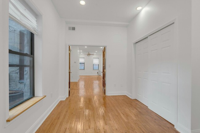 Building Photo - 356 Varick St