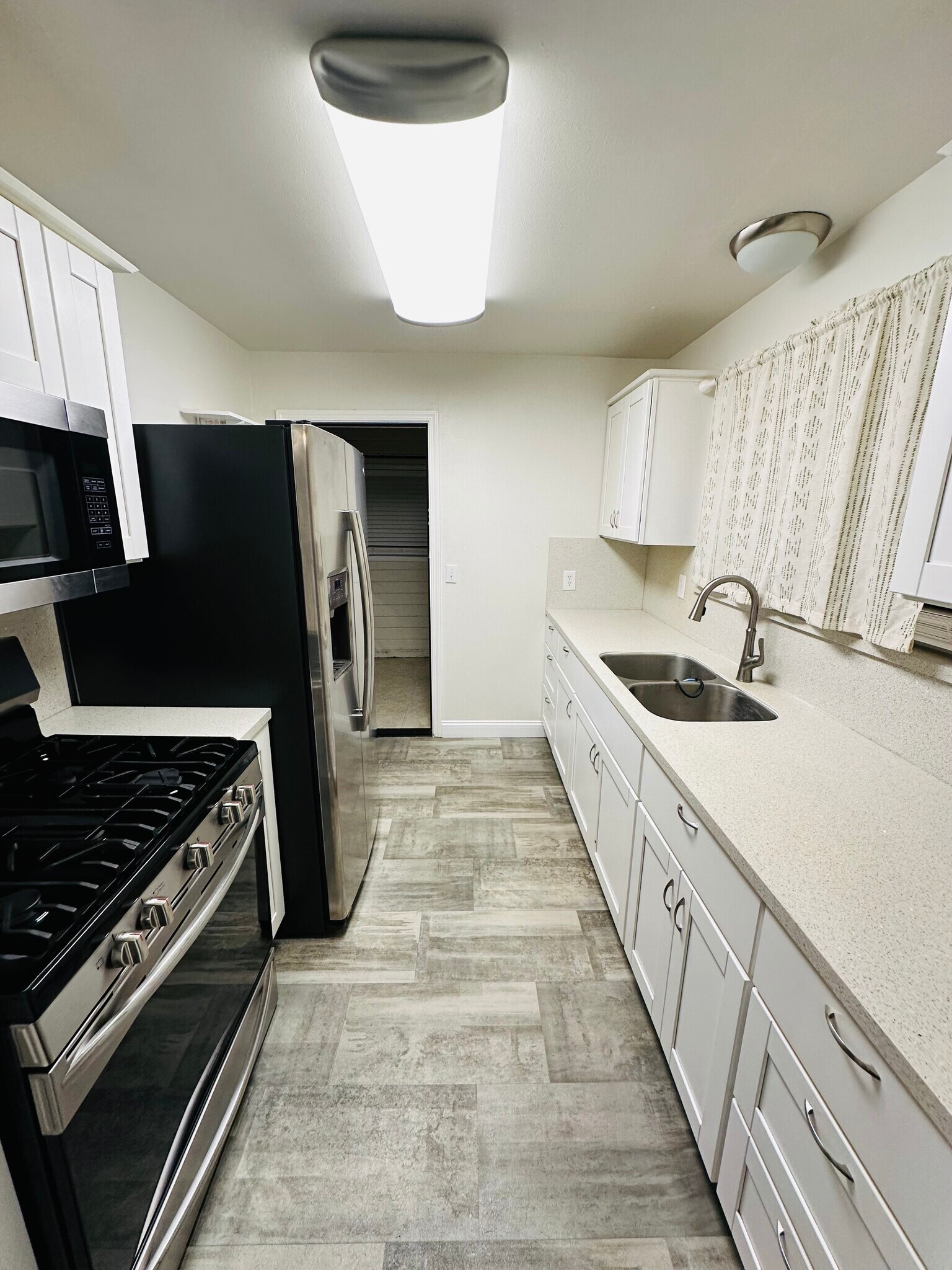 Building Photo - 1274 N Cedar St