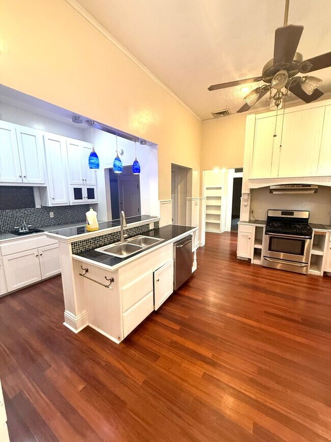 Building Photo - ** 4 bed 3 bath located in the Garden District ** Call 334-366-9198 to schedule a self showing