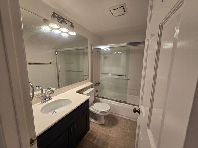 Building Photo - Beautiful 2 Bedroom 2 Bathroom Condo in La Jolla / UTC