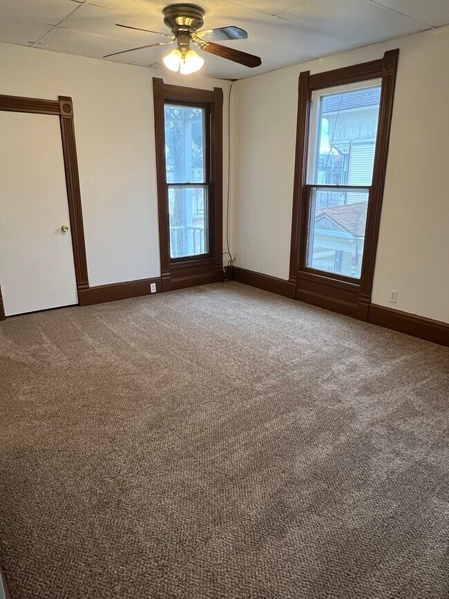 Building Photo - 416 7th Ave S