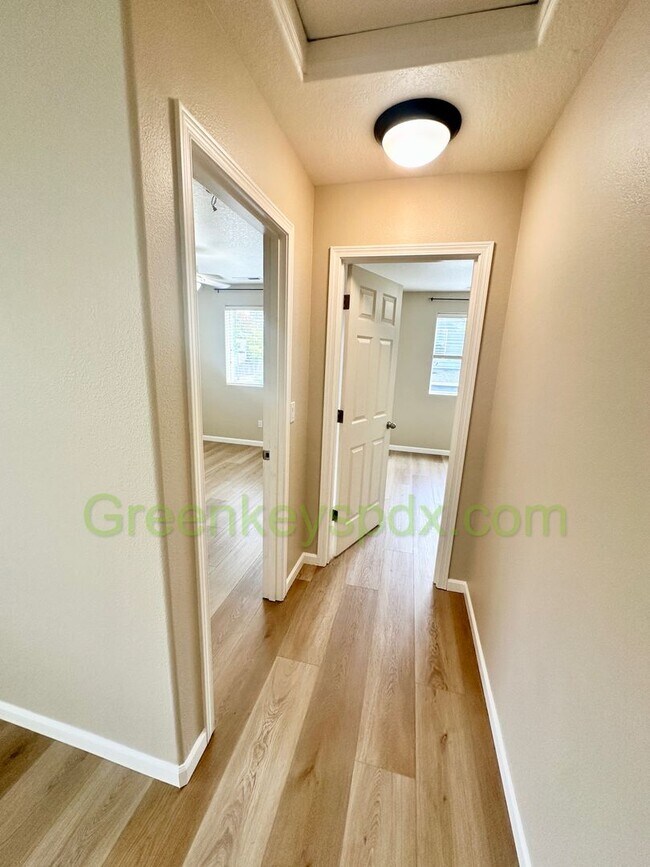 Building Photo - Beautiful 3 Bedroom 2.5 Bath House with fu...