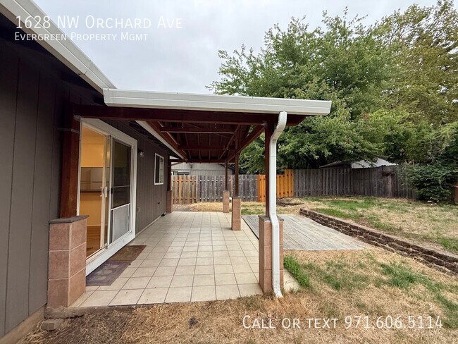 Building Photo - 1628 NW Orchard Ave