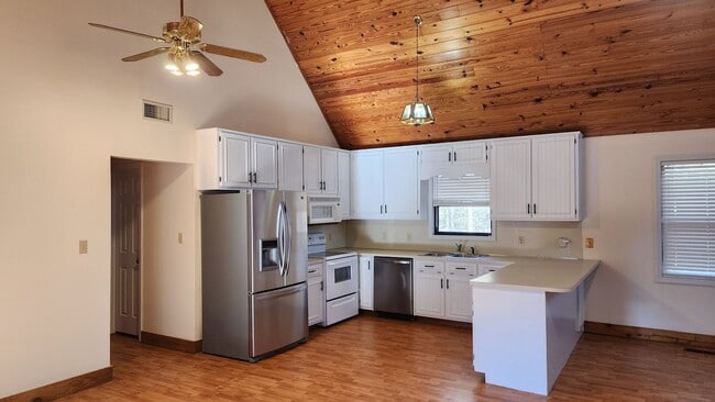 Building Photo - Home Located in Hamilton, Close to Lake Harding!