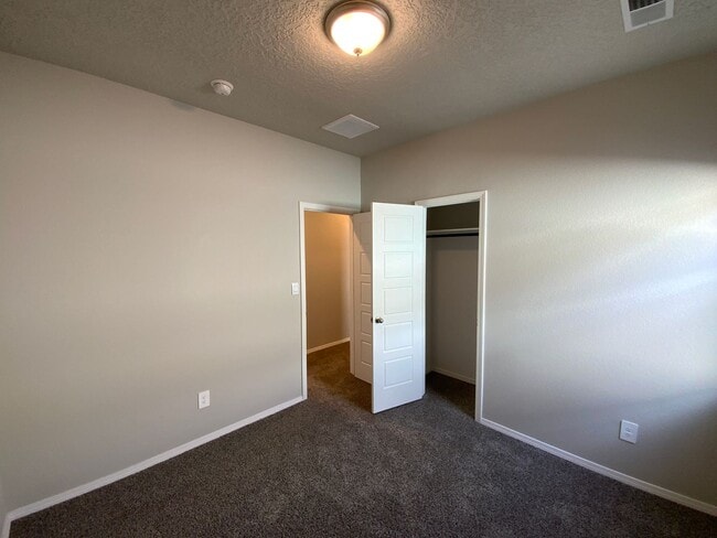 Building Photo - 3 Bedroom Single Story Home Available Near...
