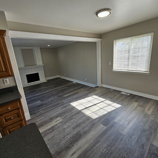 Building Photo - Updated 2 Bedroom Ranch with Open Living Room that Flows Through Kitchen, Dining Area to Great Ro...