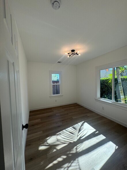 Building Photo - 1215 N Vista St