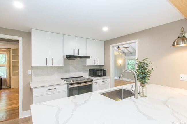 Building Photo - 211 New Canaan Rd