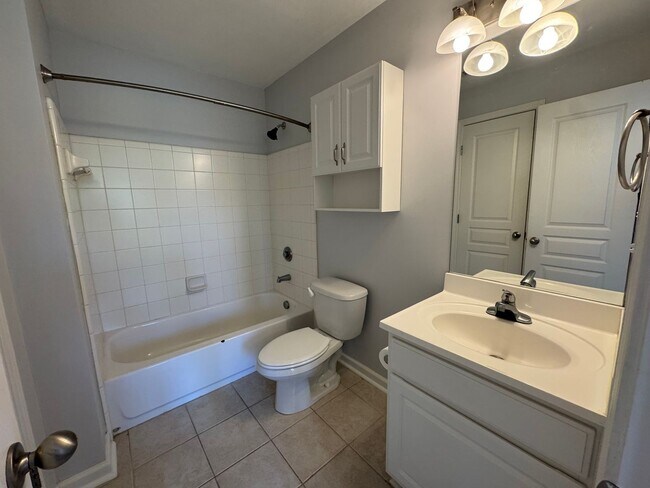 Building Photo - Available Now! 2 Bed/2 Bath in The Woodlands!