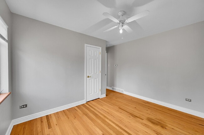 Building Photo - $2,540.95, 3 bed, 1 bath located in Denver with a newly renovated kitchen and In Unit Laundry!