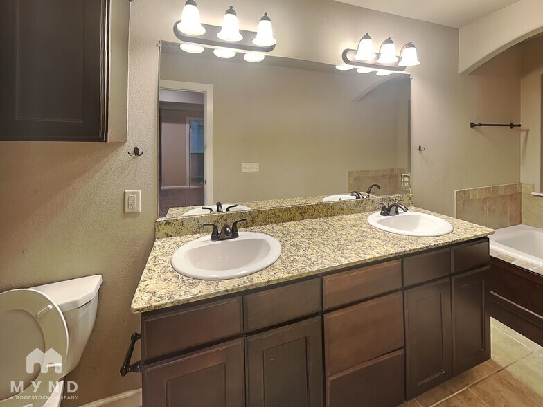 Building Photo - 1020 Tarah Knolls Cir