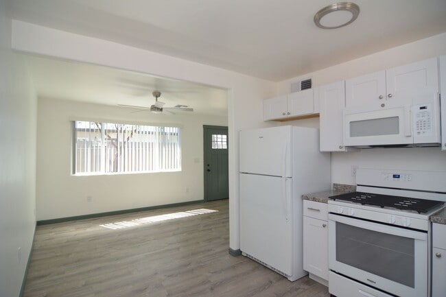 Building Photo - Remodeled 2 Bedroom 1 Bath Duplex! Great Central Tucson Location! 1/2 Month's Rent Free!