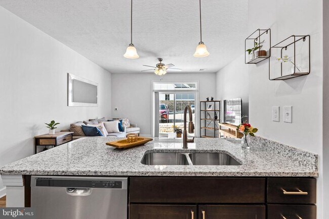 Building Photo - 3020 Larkwood Cir