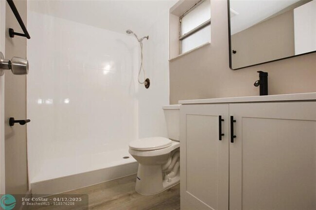 Building Photo - 704 Gardens Dr