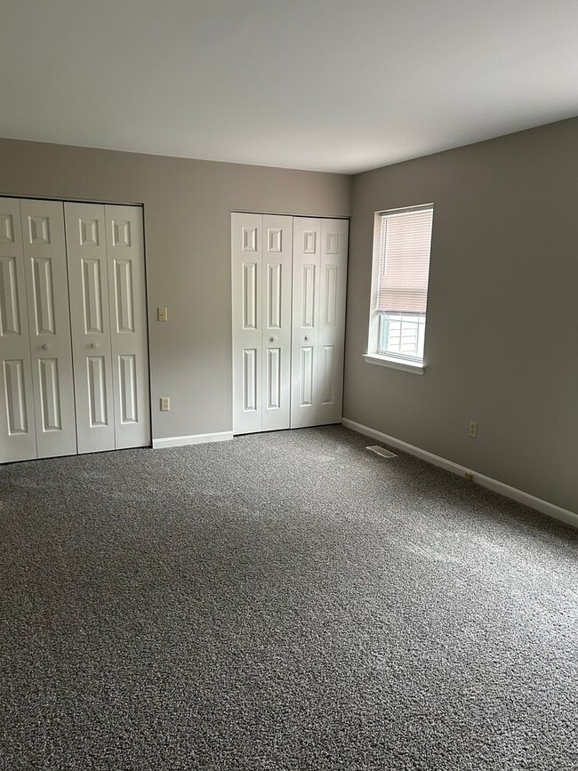 Building Photo - 2 bedroom 1.5 bath townhouse