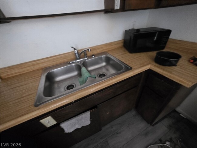Building Photo - 595 S Royal Crest Cir