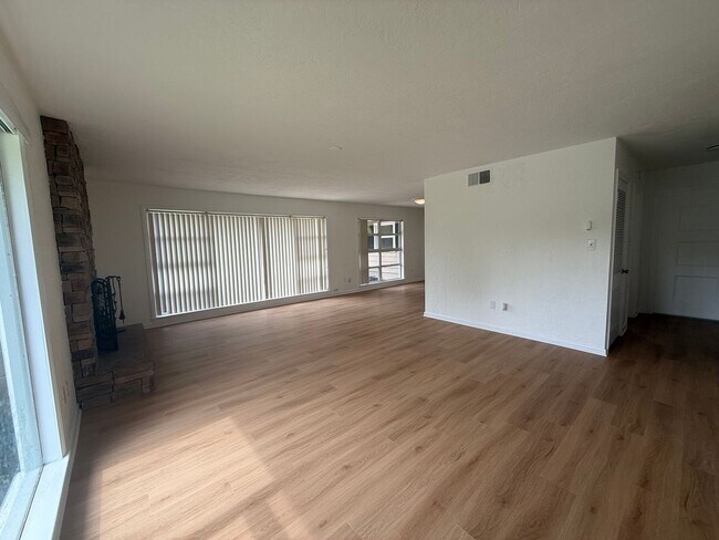 Building Photo - 3 Bedroom 2 Bath Single Family Home w/Garage & Bonus Room