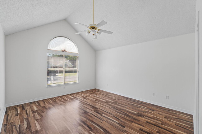 Building Photo - 1721 Colonial Ct