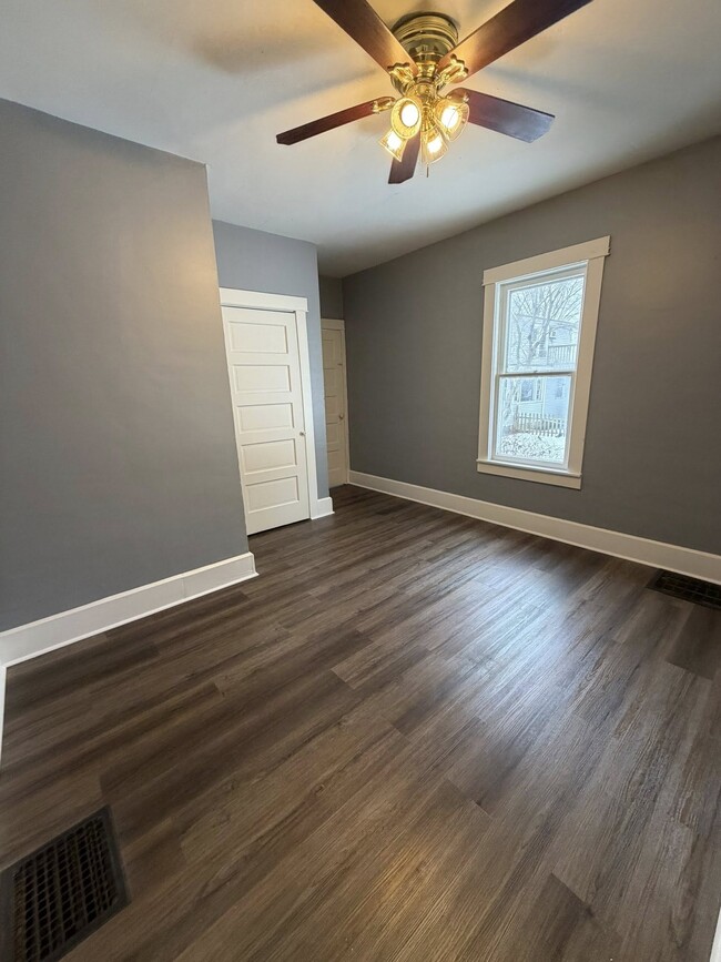 Building Photo - 1930 S River Rd