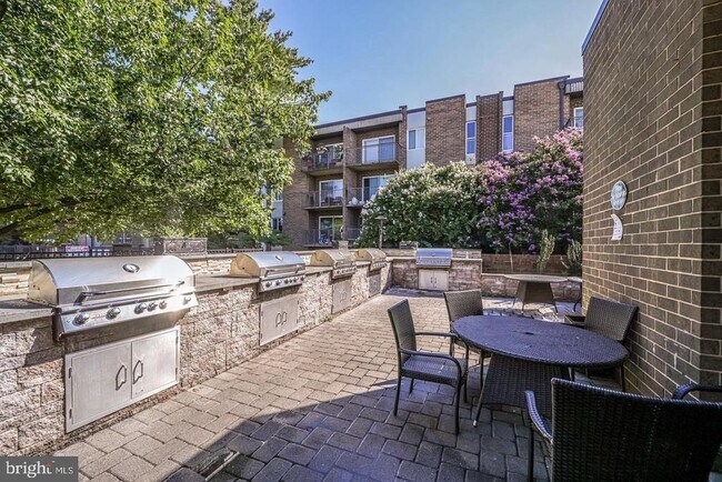 Building Photo - 75 S Reynolds St