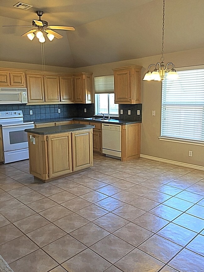 Building Photo - 1745 Sq. Ft.- Open Floor Plan- Edmond Schools