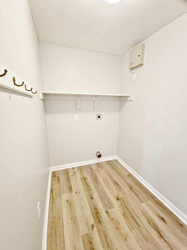 Building Photo - VERY SPACIOUS HOME! 4 Bedroom, 2 bathroom ...
