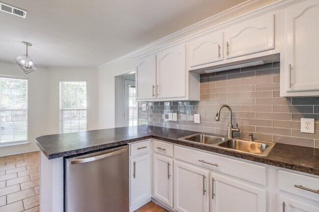 Building Photo - 14081 Oak View Cir