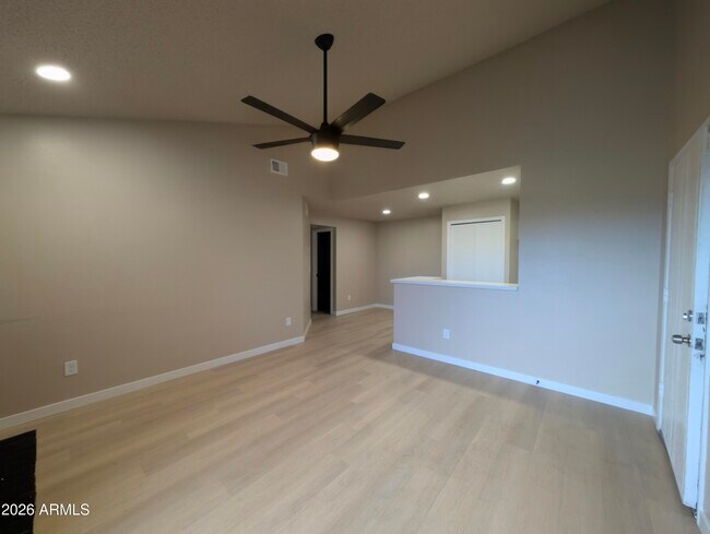 Building Photo - 533 W Guadalupe Rd