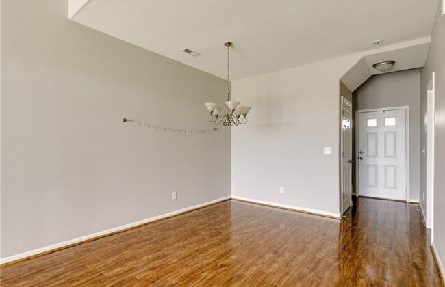 Building Photo - Very nice townhome with primary bedroom on...