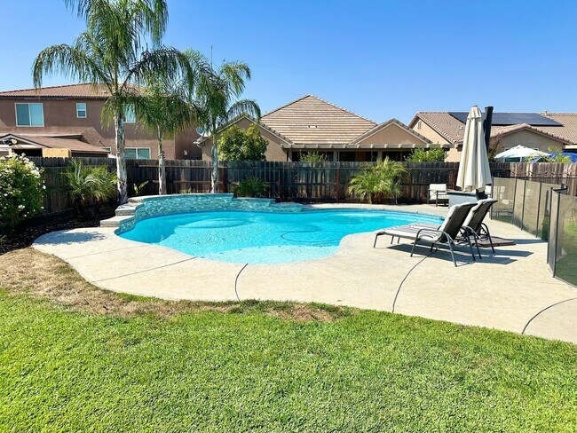 Building Photo - North Clovis 3/3 with Bonus Room and Pool