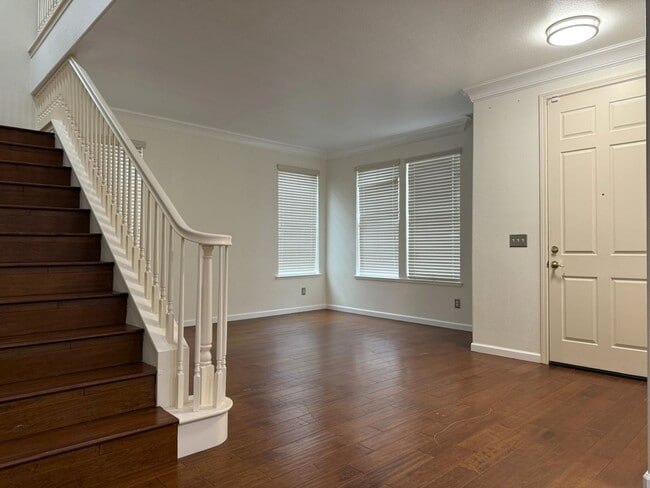 Building Photo - Lovely 5/3 with a desirable downstairs bedroom.