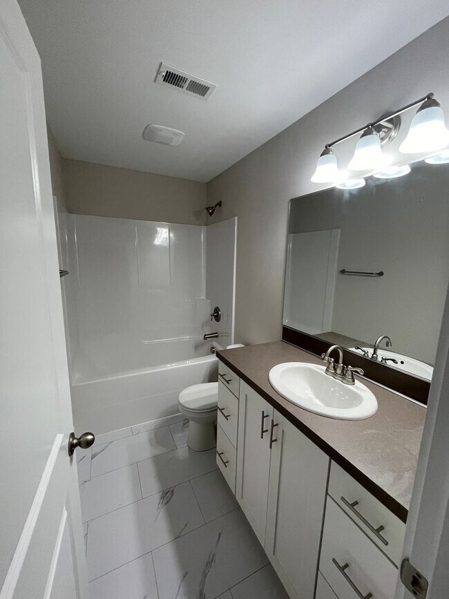 Building Photo - 1401 E Hardcastle Ave