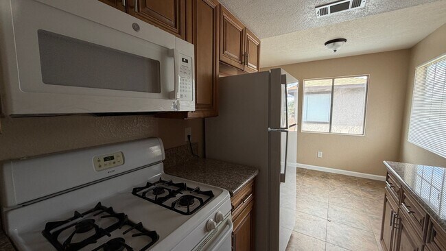 Building Photo - Two Bedroom One Bathroom Apartment in San Bernardino!