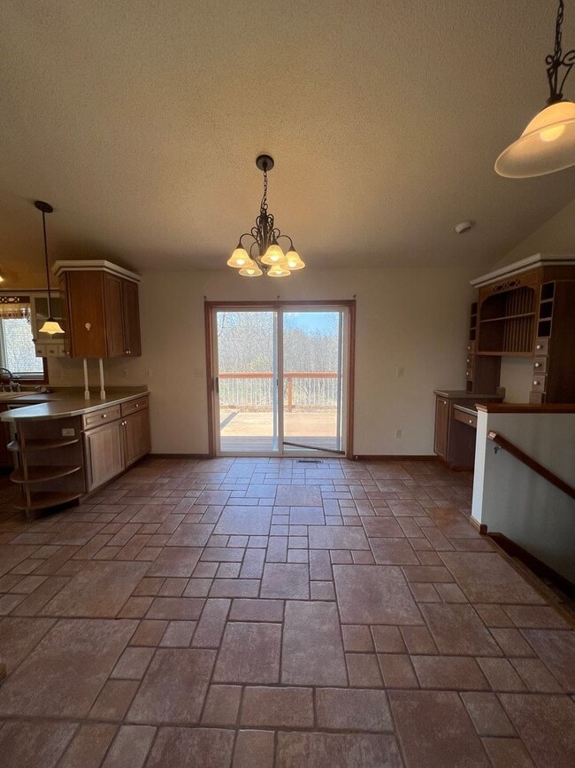 Building Photo - AVAILABLE NOW - 4 Bed, 3.5 Bath Home in He...