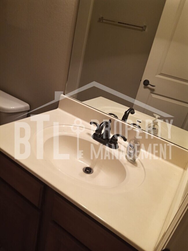 Building Photo - *MOVE IN SPECIAL* Beautiful 3 Bedroom Condo with a Lake View!