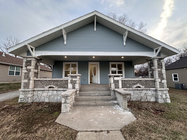 Primary Photo - 528 W Division St