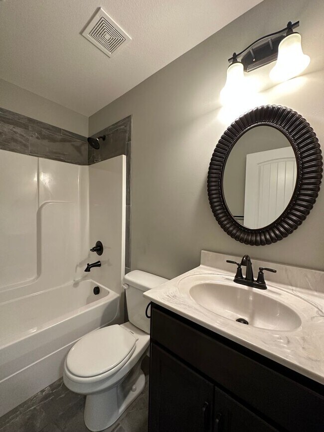 Building Photo - Beautiful 4 bedroom 2 1/2 Bath Home For Rent!